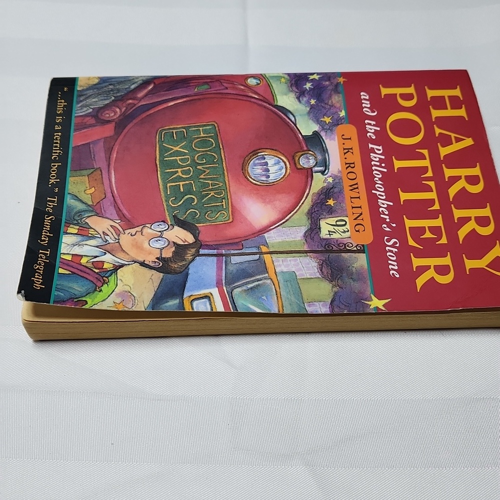 Harry Potter and the Philosopher's Stone Book - Picture 2 of 8
